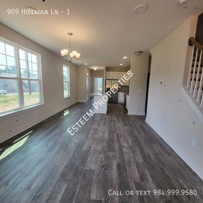Building Photo - 909 Hillman Ln
