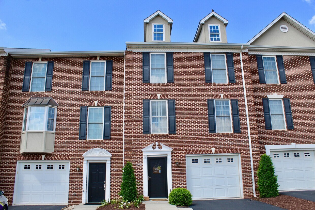 Foto principal - Large Townhome with a garage for rent! Lar...