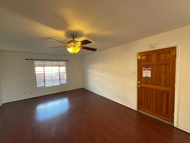 Building Photo - 3 Bedroom Single Story Available Near Coma...