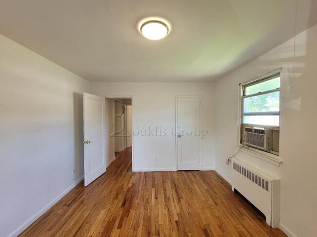 Building Photo - 2 bedroom in GLEN OAKS NY 11004