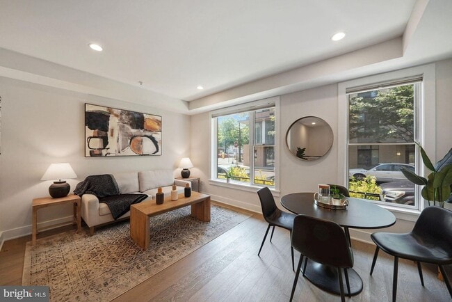 Foto del edificio - 703 Newton Pl NW