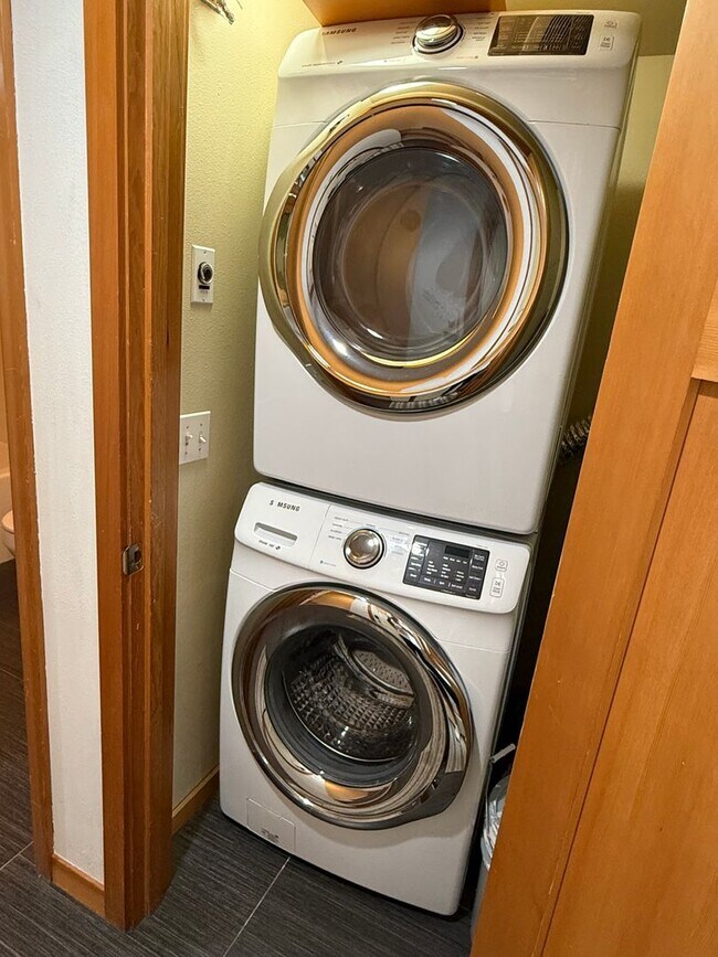 Foto del edificio - M/I SPECIAL! Highland Park Townhome w/ 3BR...