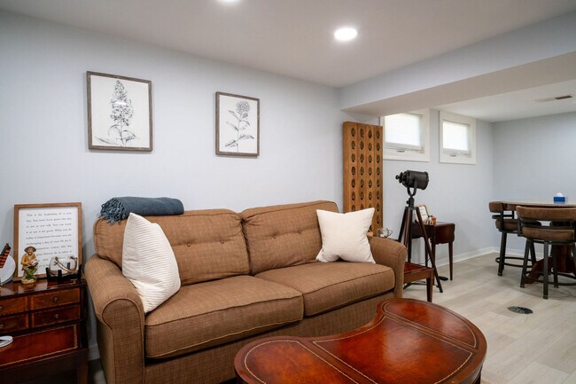 Building Photo - 525 Circle Dr