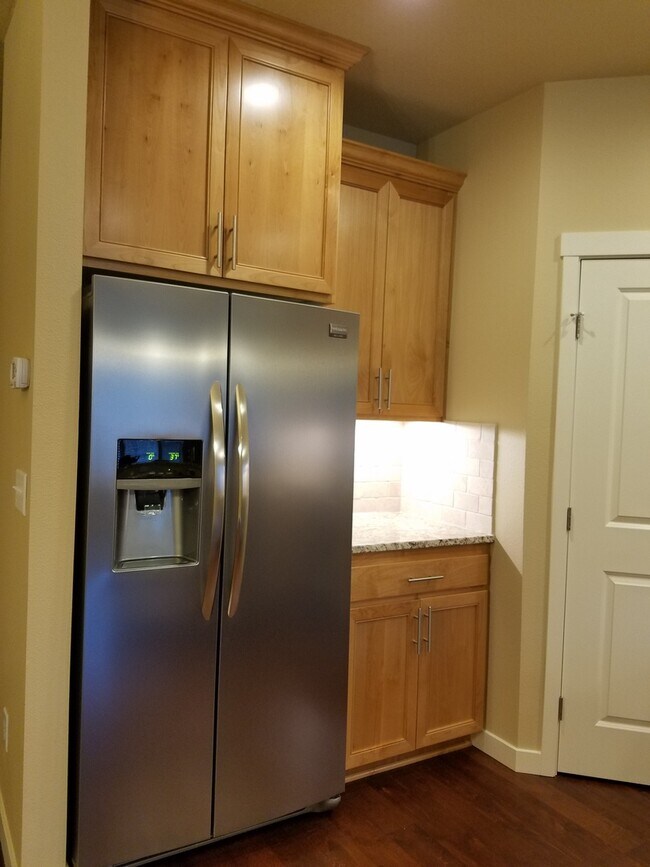 Foto del edificio - Beautiful Townhome in perfect location, only minutes from I-5