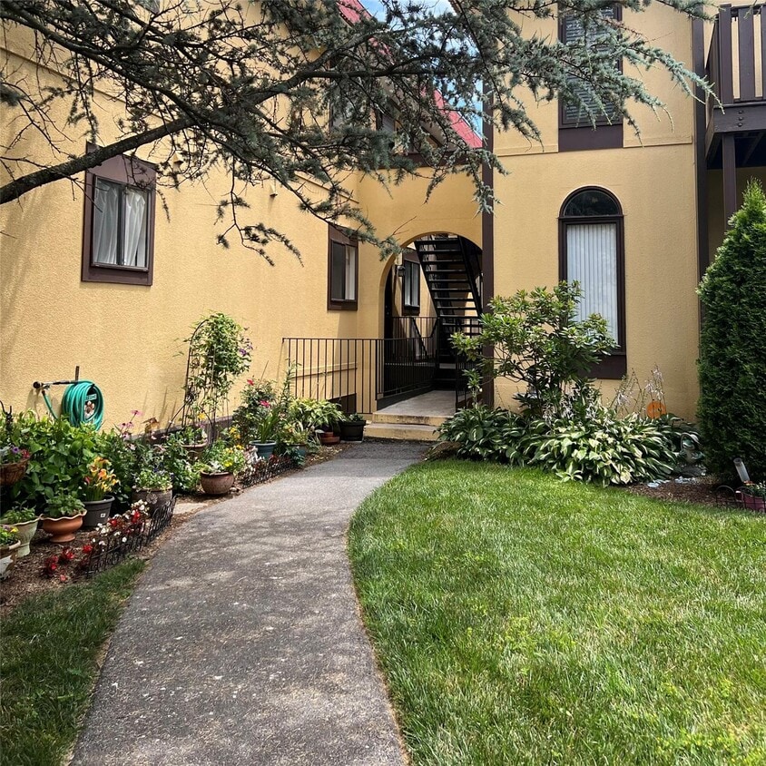 Primary Photo - 7 Granada Crescent