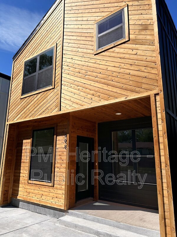 Building Photo - 608 N 6th St