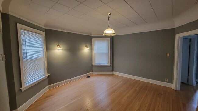 Building Photo - 5749 N Talman Ave