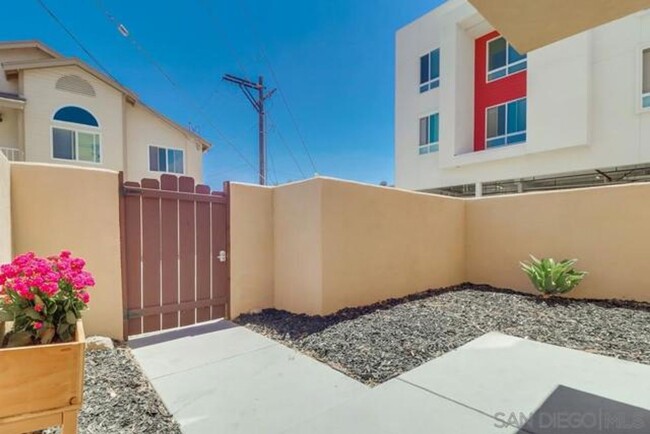 Foto del edificio - 2 Bed, 1.5 Bath Stunning, Gated Tri-Level ...