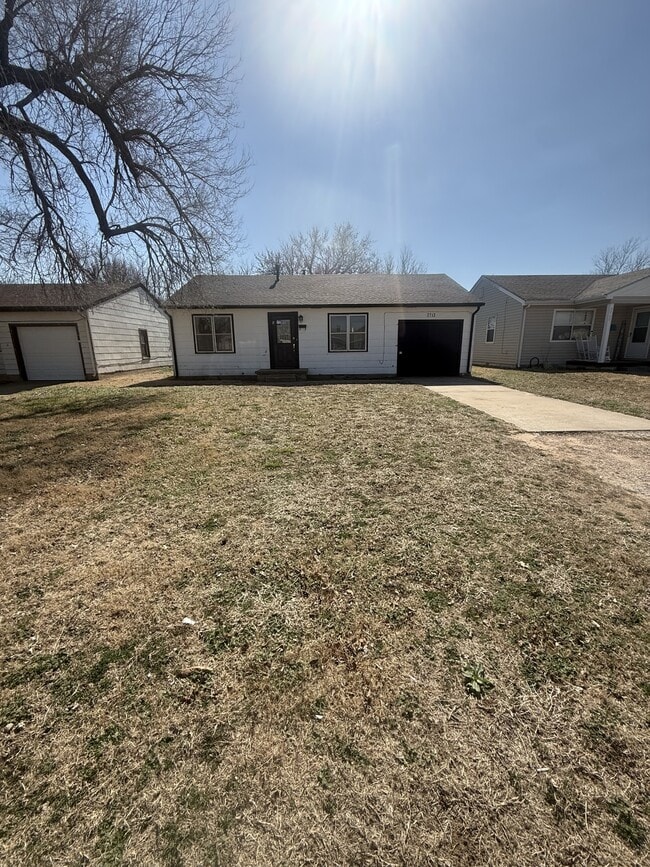 Building Photo - 2713 W Maine St