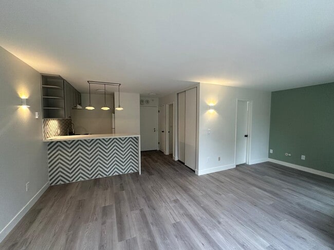 Building Photo - 6 Admiral Dr