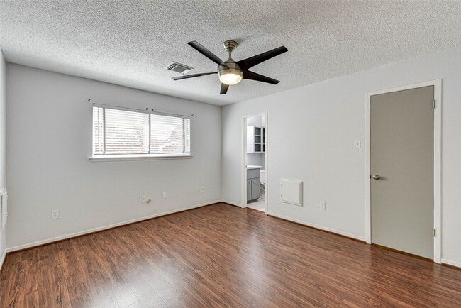 Foto del edificio - 5911 Chrystell Ln