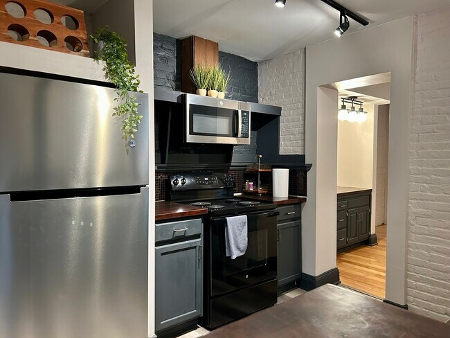 Building Photo - 225 E King St