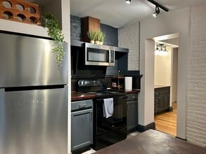 Building Photo - 225 E King St