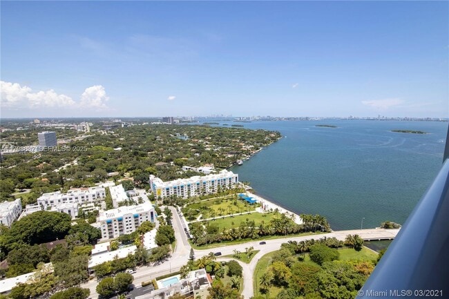 Foto del edificio - 601 NE 36th St