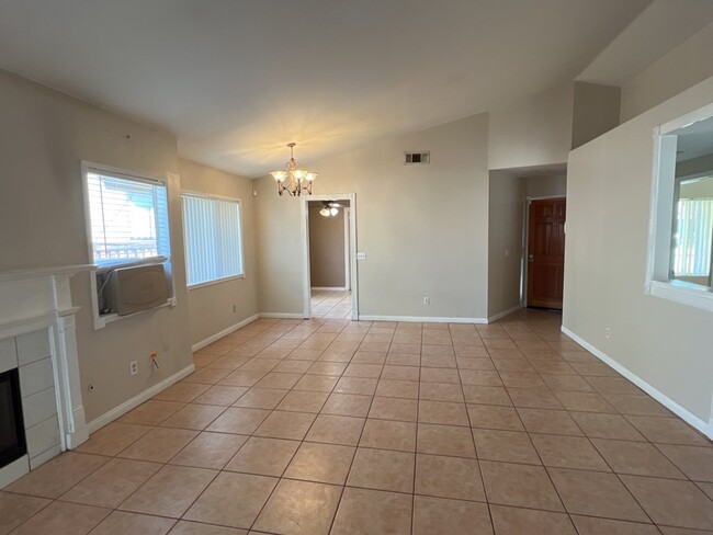 Building Photo - 3 bedroom 2 Bath Home in Perris