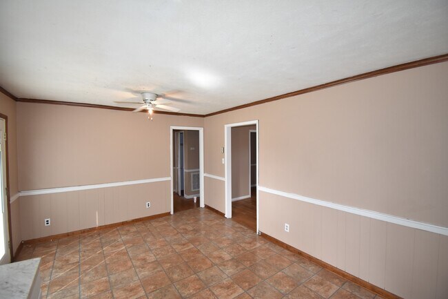 Building Photo - 3 Bedroom and 2 Bath- Lagrange