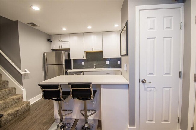 Building Photo - 935 La Posada Dr