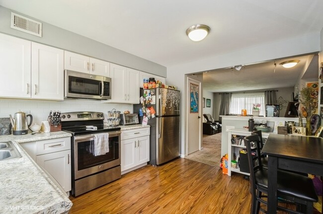 Building Photo - 9420 Bay Colony Dr
