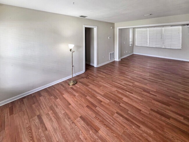 Foto del edificio - 5117 Lake Howell Rd