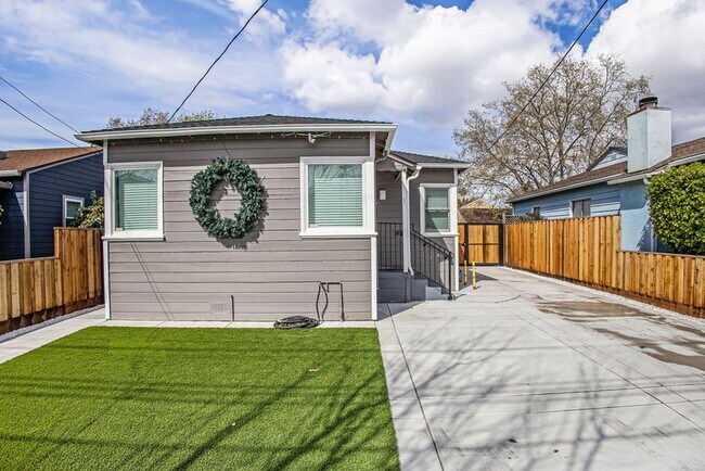 Building Photo - 1027 Eagle Ave - 2 bedroom | 1 bath | Sing...