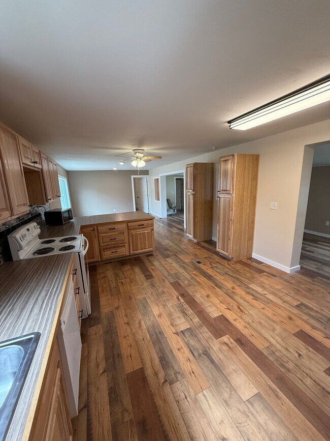 Foto del edificio - Updated 2 Bedroom, 1 Bath Home – Quiet Inside, Even Next to the Freeway