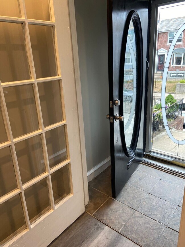 Building Photo - Stunning Home - Oak Lane