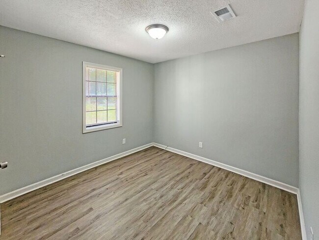 Building Photo - 731 W Creek Cir