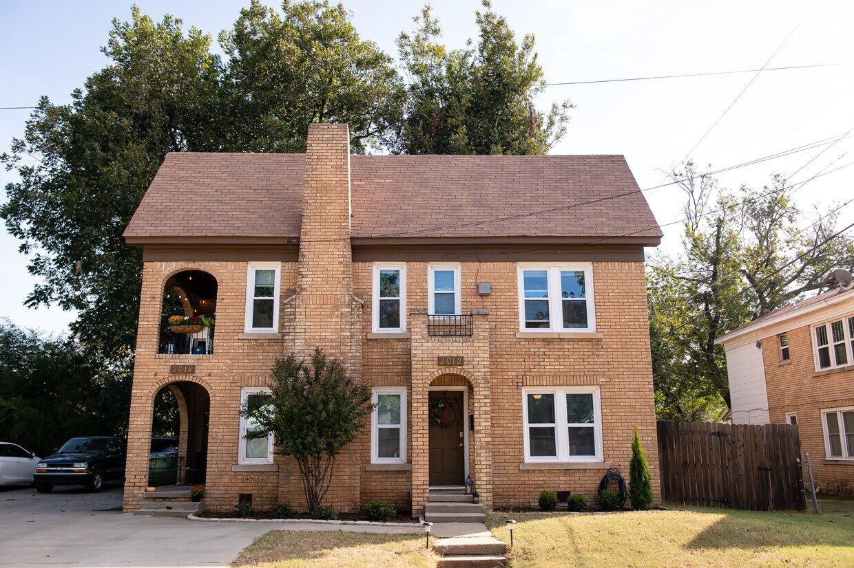 Primary Photo - 2012 N Ross Ave