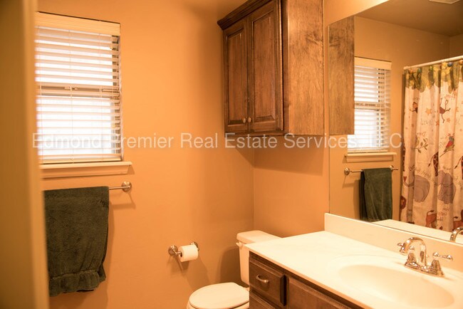 Building Photo - 17021 Hardwood Pl