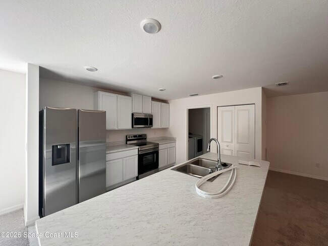 Building Photo - 991 La Belle Ave SW