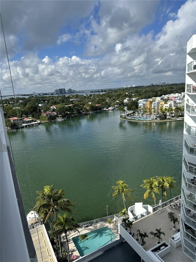 Foto del edificio - 5838 Collins Ave