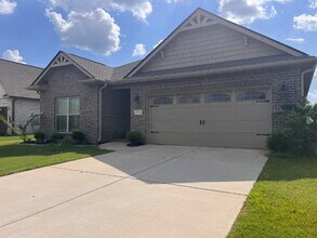 Building Photo - 14741 Greenleaf Dr