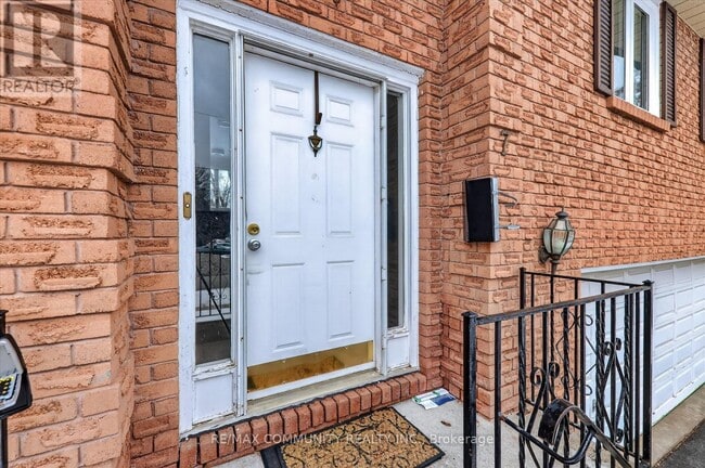 Building Photo - 7 Eastwood Ave N