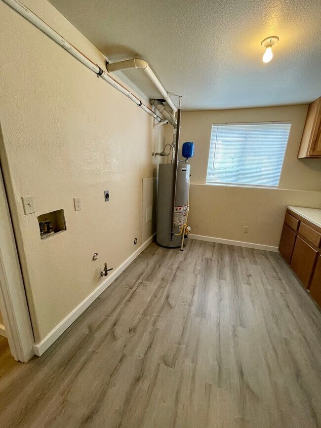 Building Photo - 5 bedroom home!