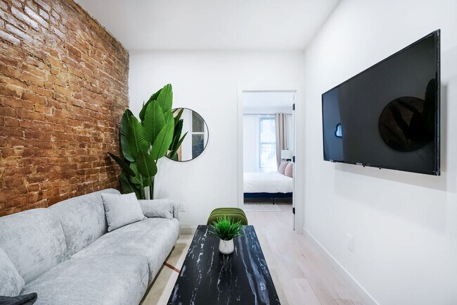 Foto del edificio - 501 1/2 East 83rd Street-SI FL2-ID1022040P