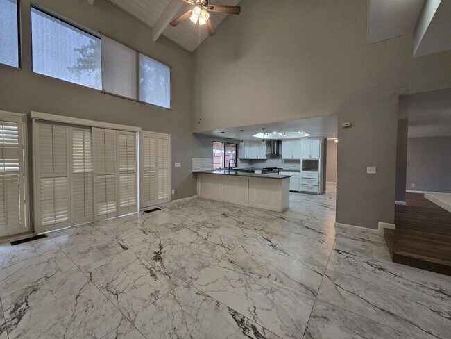 Foto del edificio - 4 BR 3 BA with pool and solar availble Now