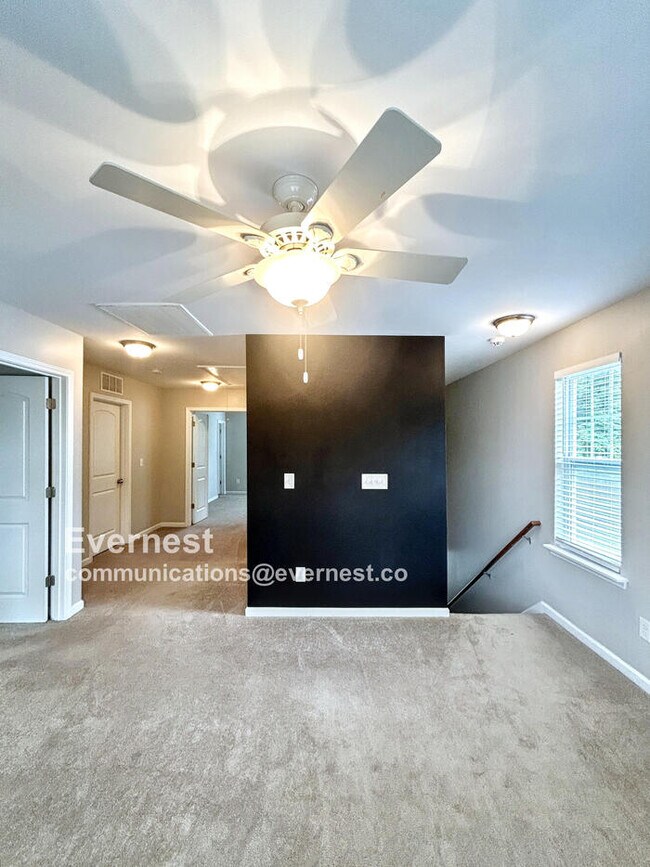 Foto del edificio - Spacious 3-Bedroom, 3-Bath Townhome with M...