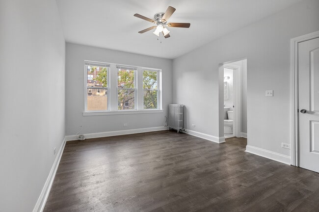 Building Photo - 1608 W Sherwin Ave