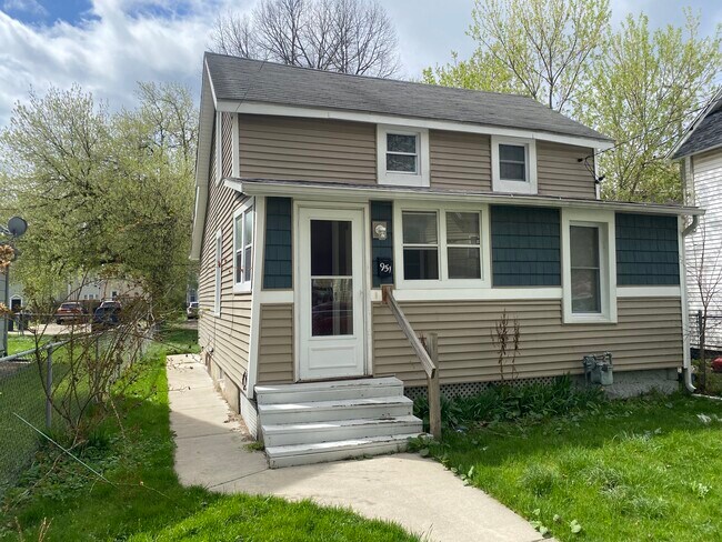 Building Photo - 951 Muskegon Ave NW