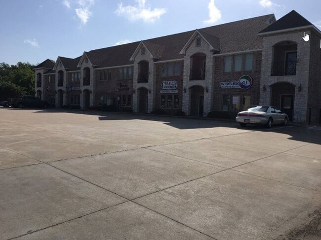 Building Photo - 2 Bedroom 1 Bath Apartment (40% 1st Month Rent BAC)