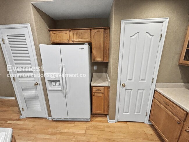 Foto del edificio - 3 Bed, 3 Bath Townhome with Garage / Available Now!