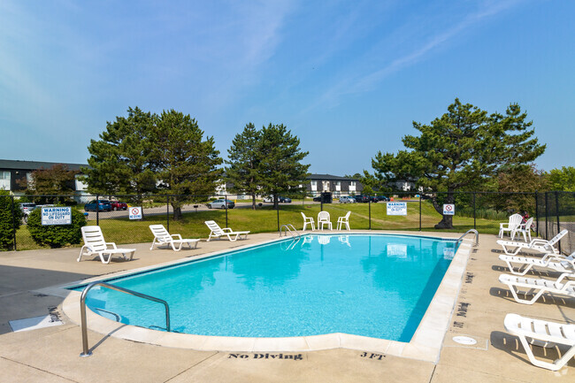 Piscina y oficina de arrendamiento - Riverside Village Apartments