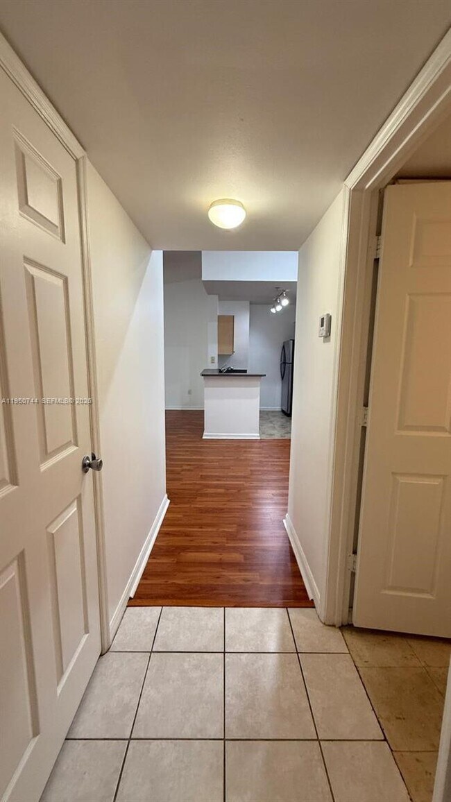 Foto del edificio - 2494 Centergate Dr