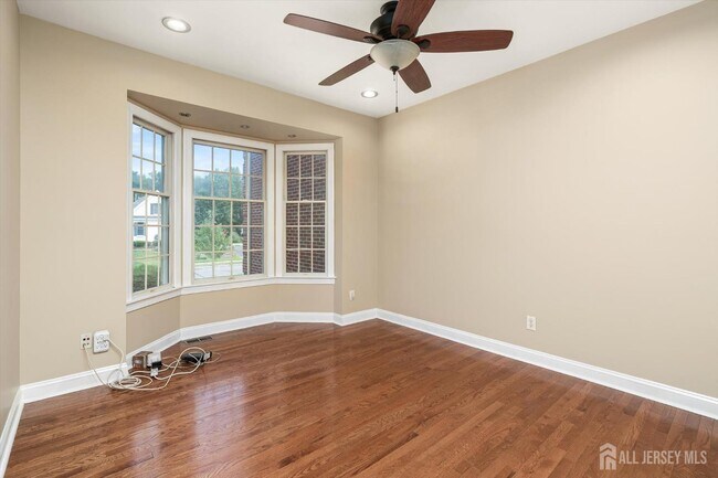 Foto del edificio - 15 Meadowlark Dr