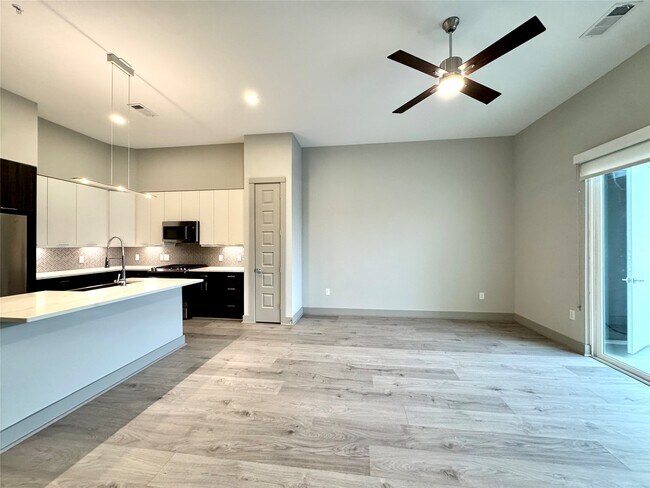 Building Photo - 401 W 25th St