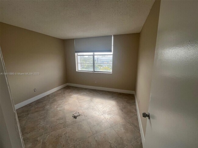 Foto del edificio - 498 NW 165th St