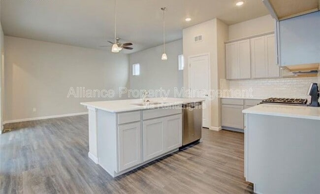 Building Photo - 1168 Solitaire St