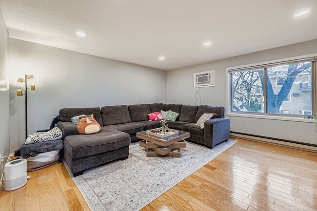 Building Photo - 2250 Ridge Dr