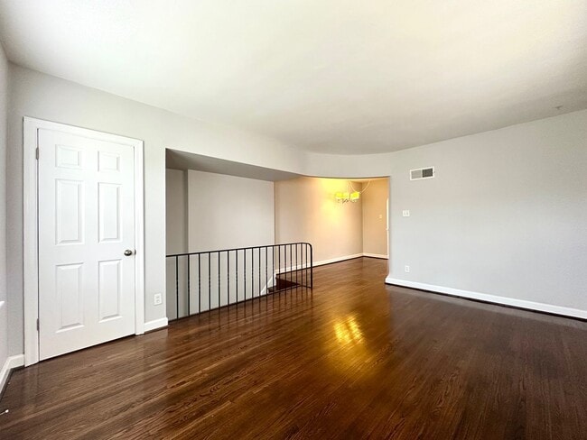Building Photo - 4633-4635 Jamieson Avenue