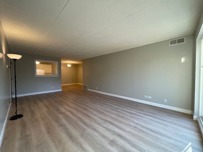 Family Room - 5S100 Pebblewood Ln